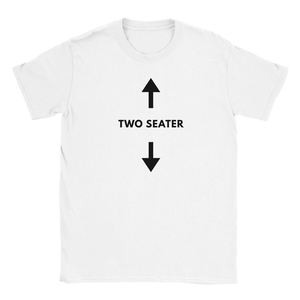 Vit t-shirt med texten "Two Seater" och pilar ovanför och under texten
