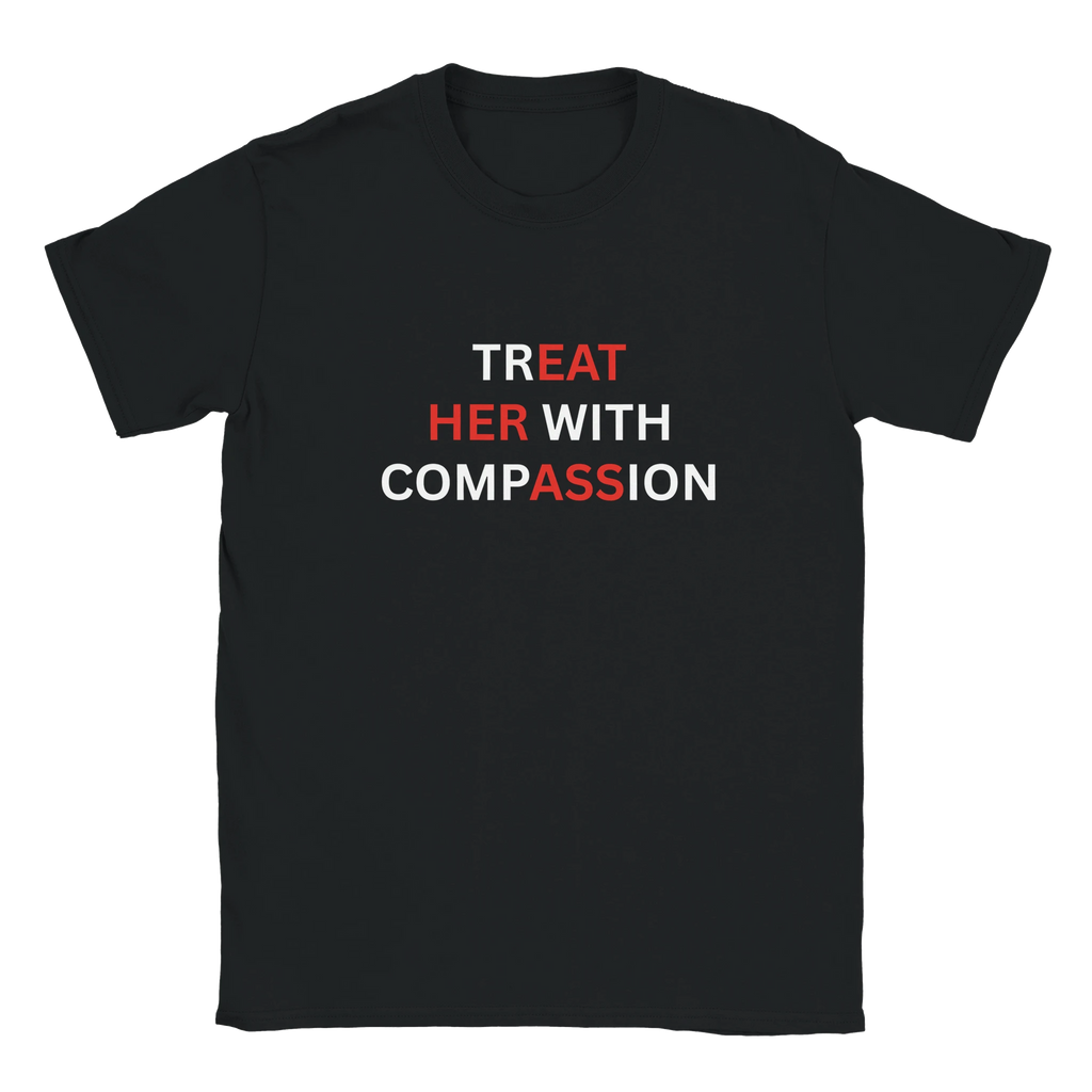 svart rolig T-shirt med Treat Her With Compassion texttryck och röd kontrast