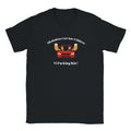 Svart t-shirt med texten "Alkoholister går inte i släkten, vi fucking kör!" och ett tecknat motiv med bil och ölglas
