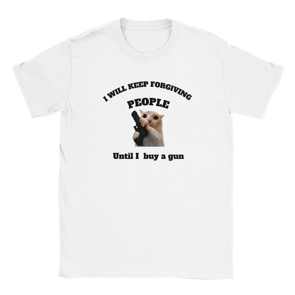 Vit t-shirt med kattmeme och texten "I Will Keep Forgiving People Until I Buy a Gun"