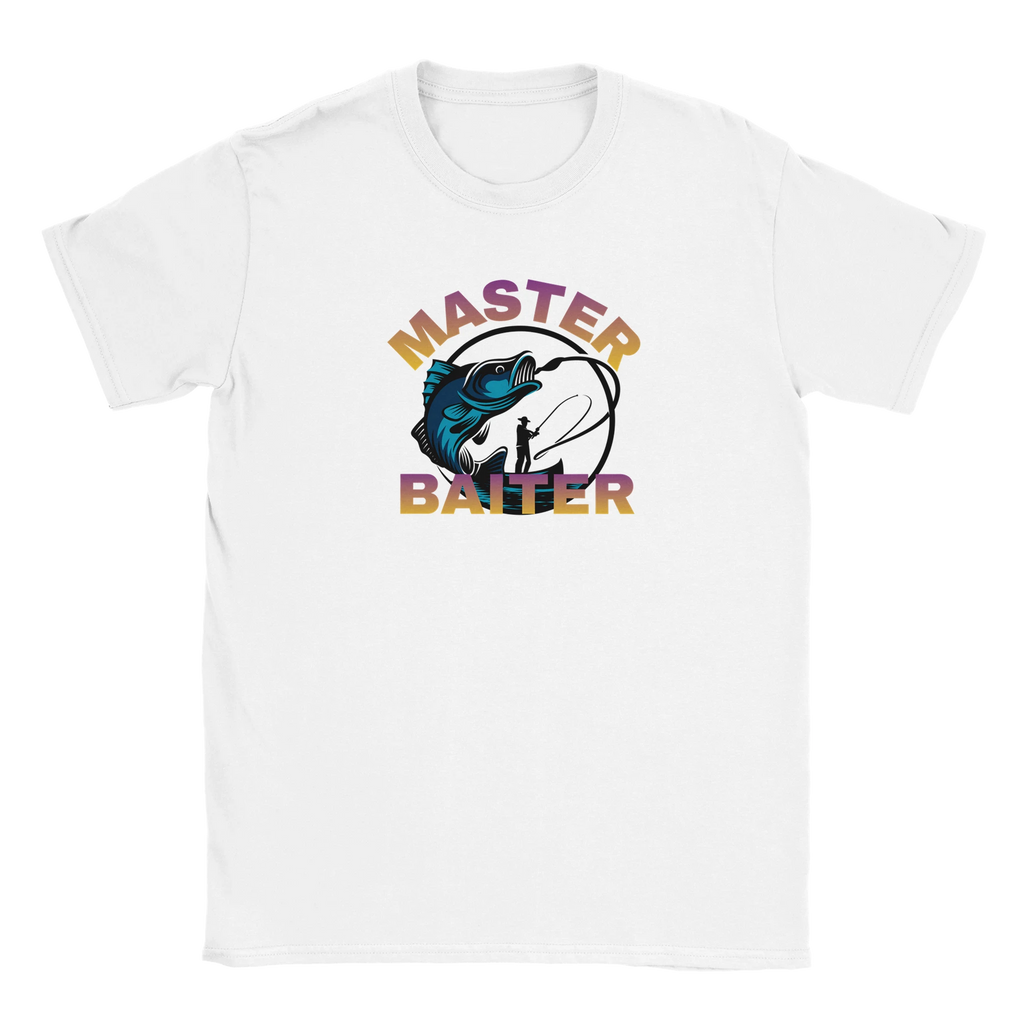 Vit t-shirt med Master Baiter text och färgstarkt fiskemotiv med fiskare