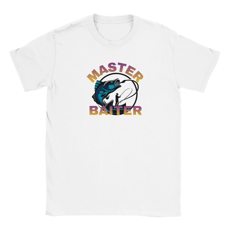 Vit t-shirt med Master Baiter text och färgstarkt fiskemotiv med fiskare
