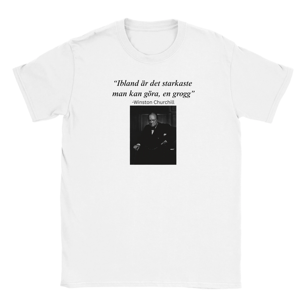 Vit t-shirt med citatet "Ibland är det starkaste man kan göra, en grogg" och ett svartvitt porträtt av Winston Churchill